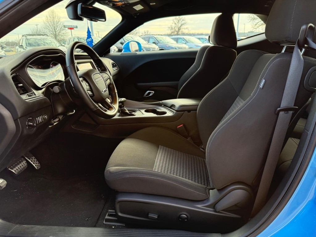 Dodge Challenger Vehicle Full-screen Gallery Image 16