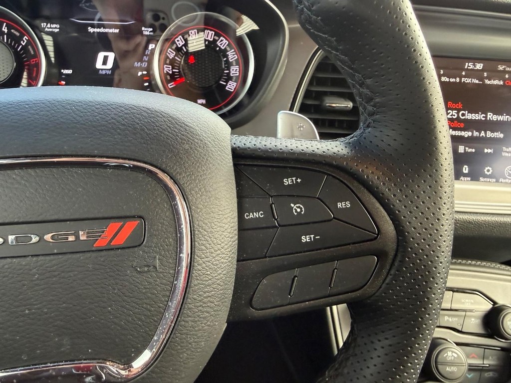 Dodge Challenger Vehicle Full-screen Gallery Image 19