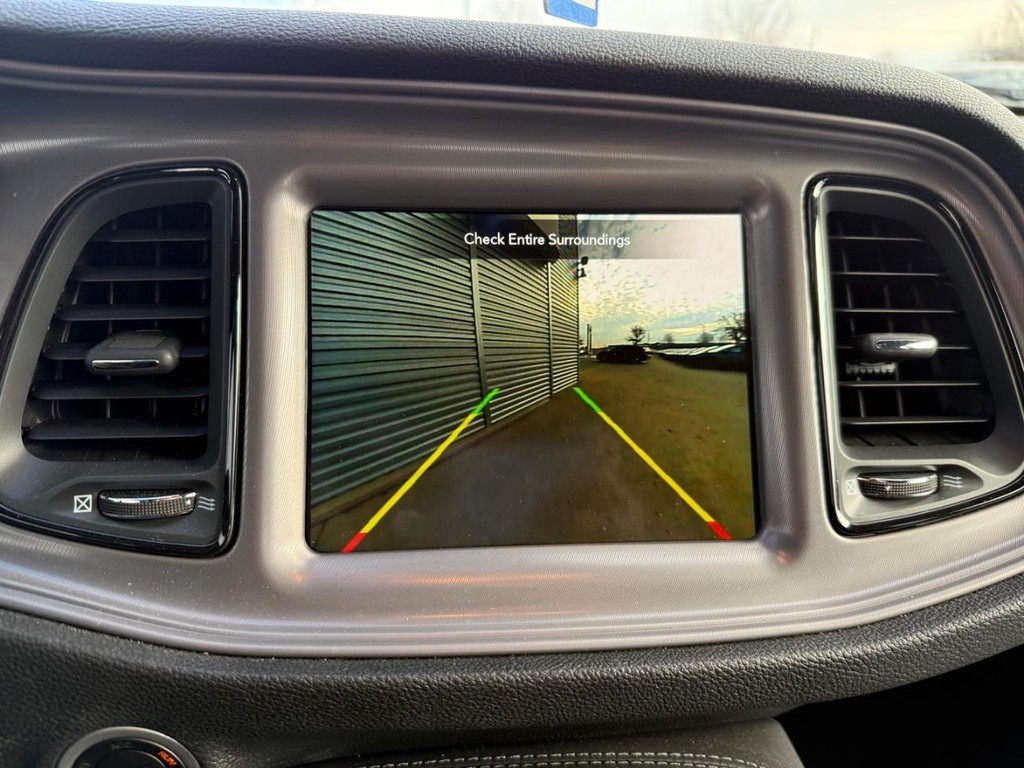 Dodge Challenger Vehicle Full-screen Gallery Image 20