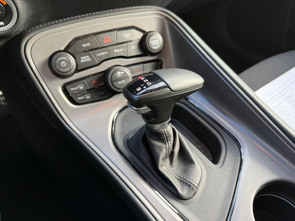 Dodge Challenger Vehicle Full-screen Gallery Image 22