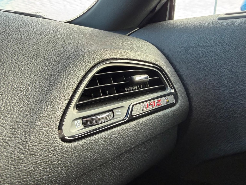 Dodge Challenger Vehicle Full-screen Gallery Image 24