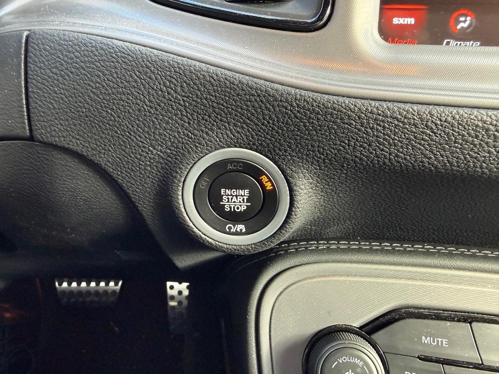 Dodge Challenger Vehicle Full-screen Gallery Image 25