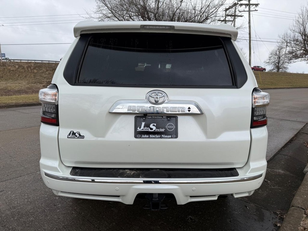 Toyota 4Runner Vehicle Full-screen Gallery Image 09