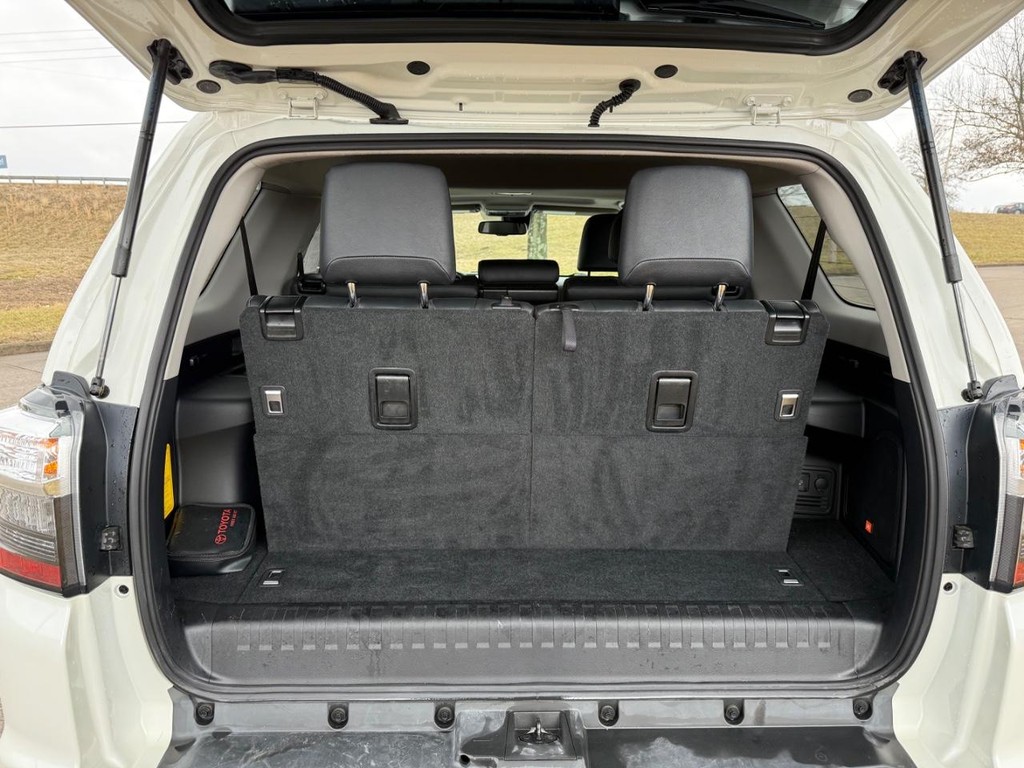 Toyota 4Runner Vehicle Full-screen Gallery Image 10