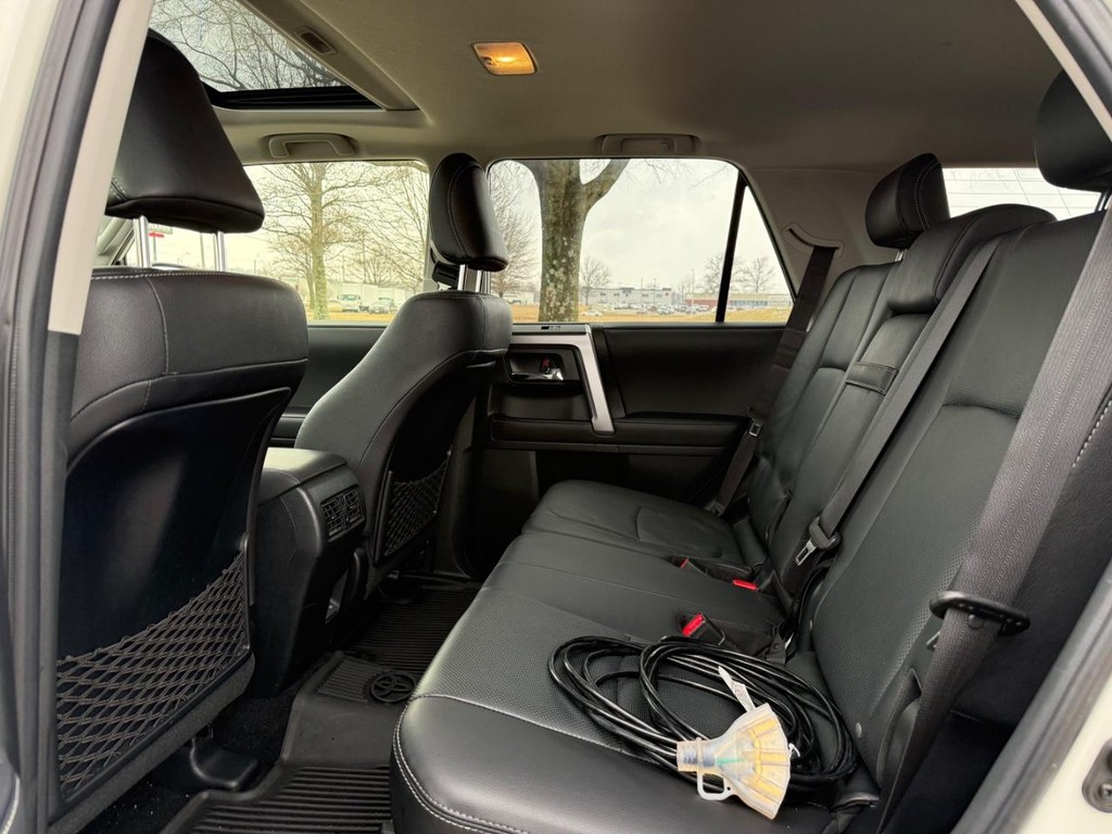 Toyota 4Runner Vehicle Full-screen Gallery Image 11