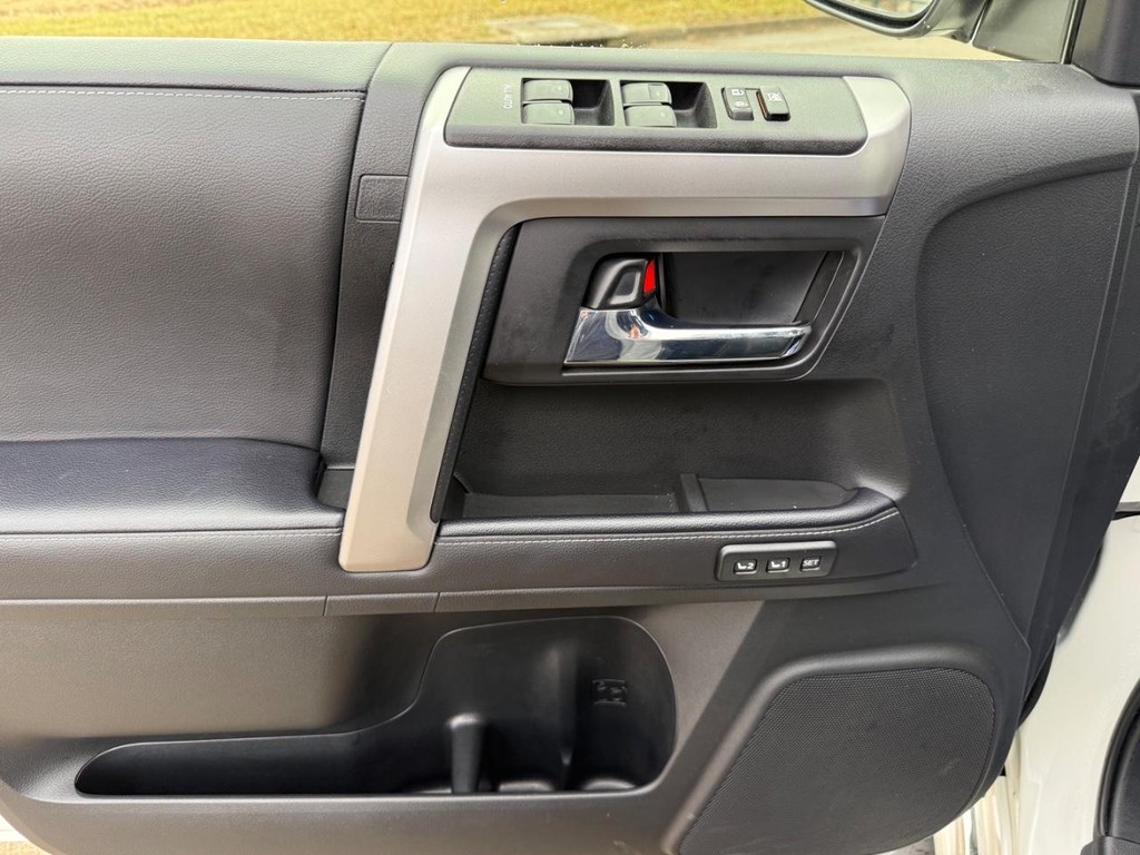 Toyota 4Runner Vehicle Full-screen Gallery Image 14