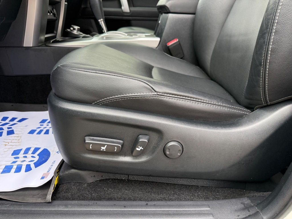 Toyota 4Runner Vehicle Full-screen Gallery Image 15