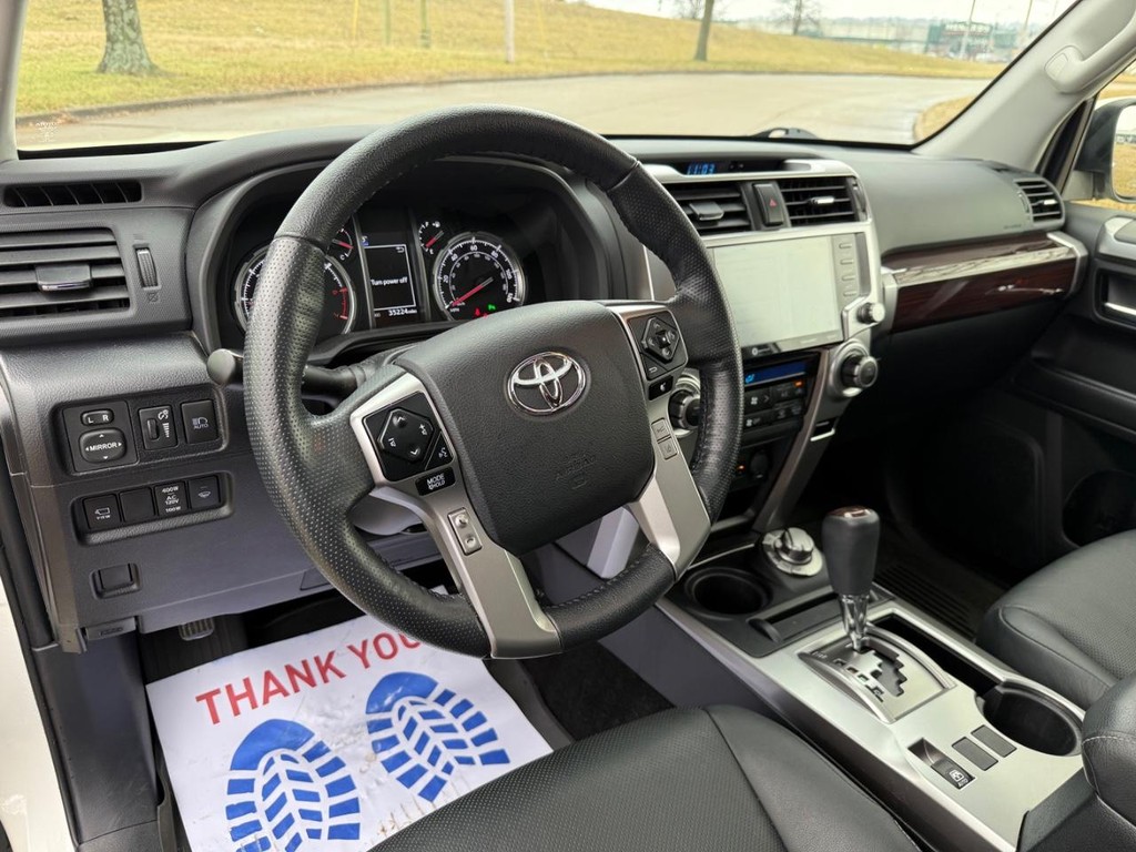 Toyota 4Runner Vehicle Full-screen Gallery Image 16