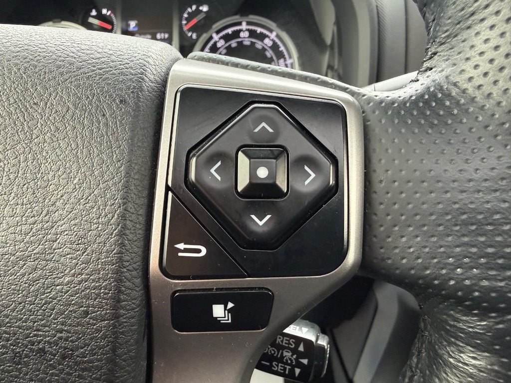 Toyota 4Runner Vehicle Full-screen Gallery Image 21