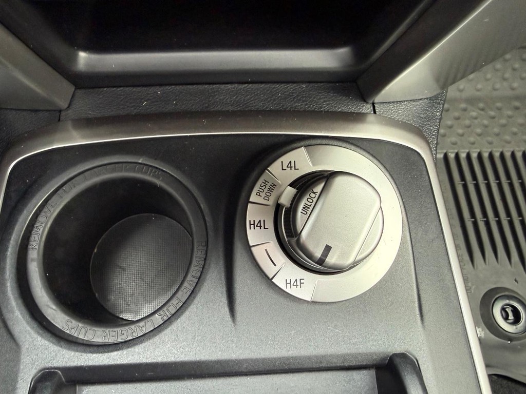 Toyota 4Runner Vehicle Full-screen Gallery Image 28