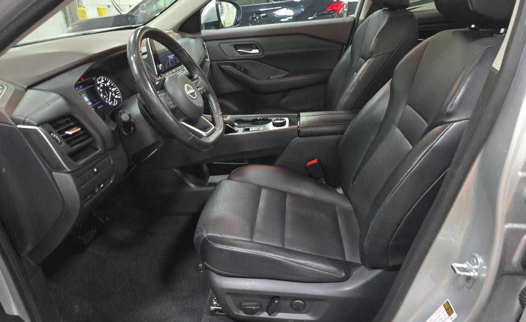 Nissan Rogue Vehicle Full-screen Gallery Image 03