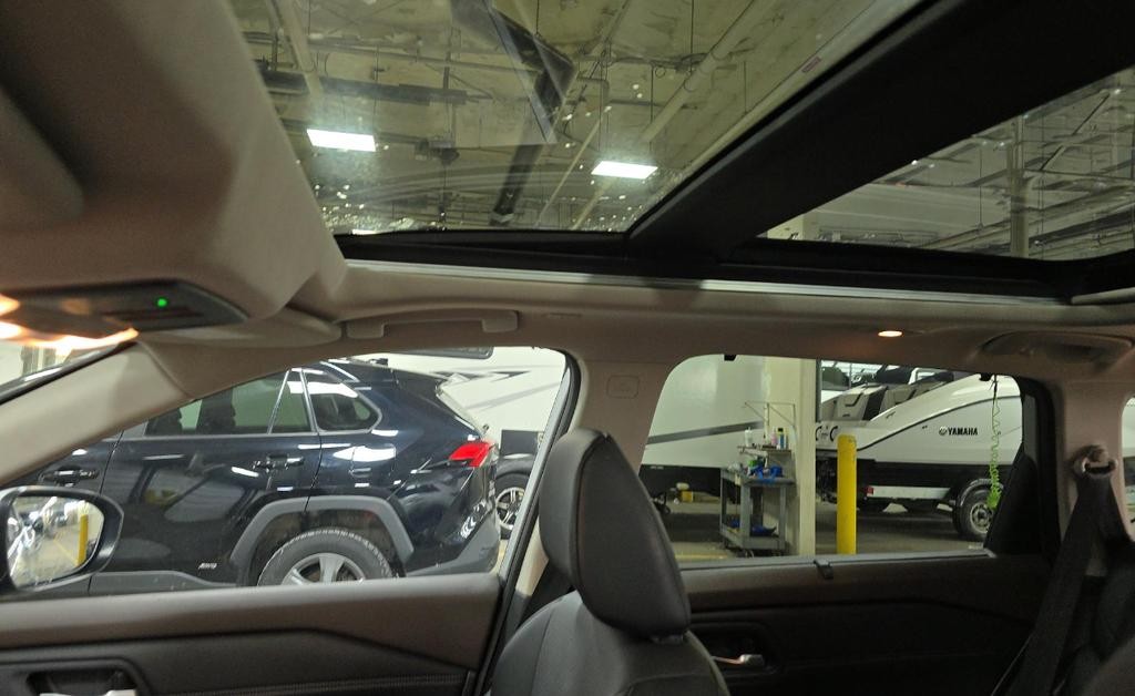 Nissan Rogue Vehicle Full-screen Gallery Image 05