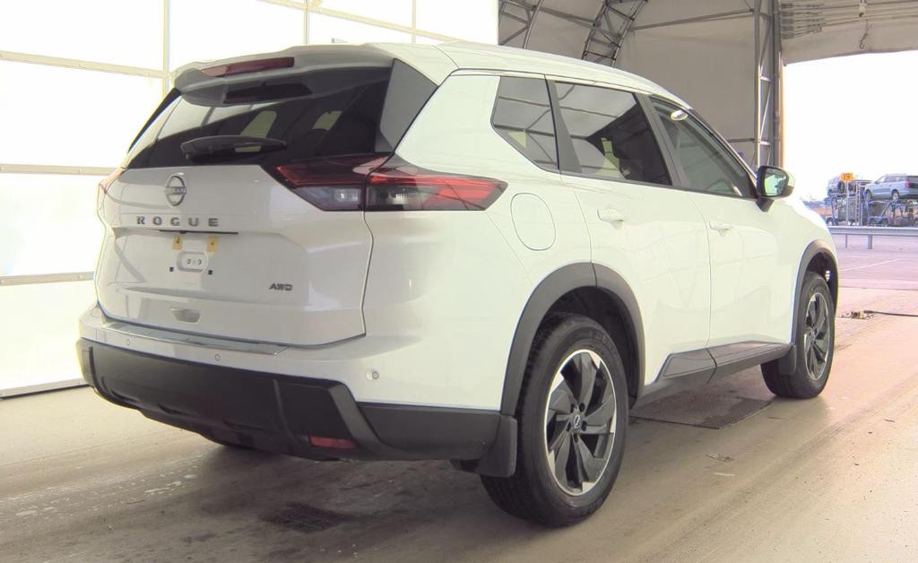 Nissan Rogue Vehicle Full-screen Gallery Image 02