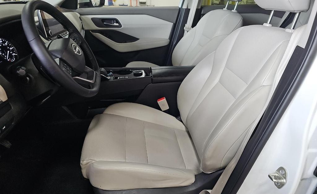 Nissan Rogue Vehicle Full-screen Gallery Image 03