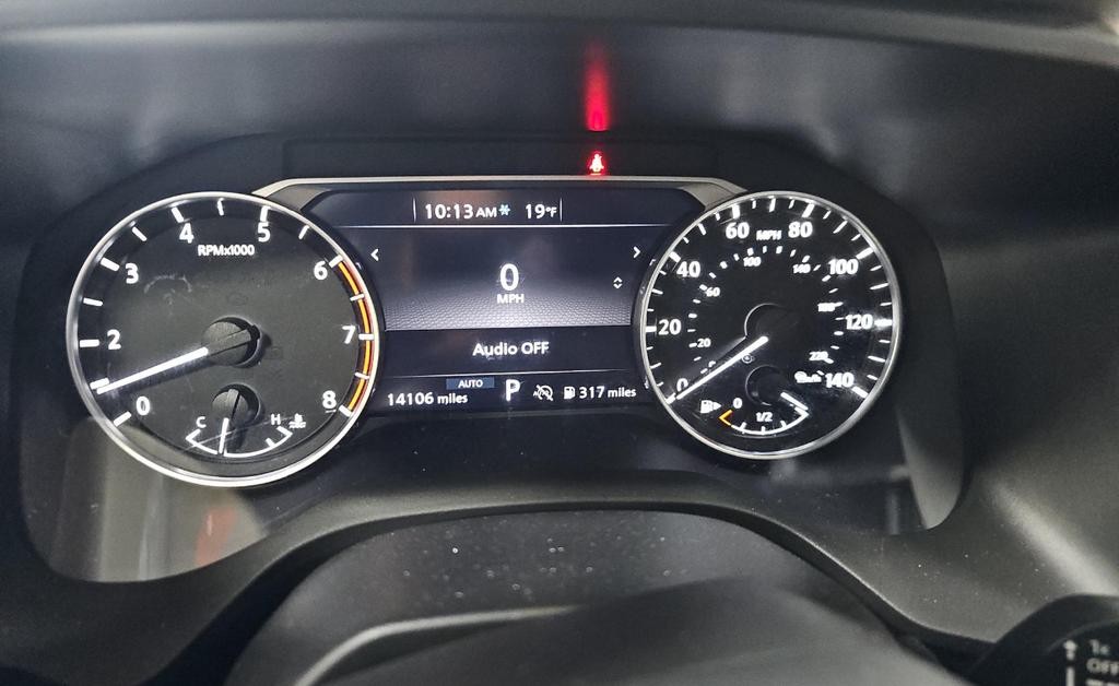 Nissan Rogue Vehicle Full-screen Gallery Image 04