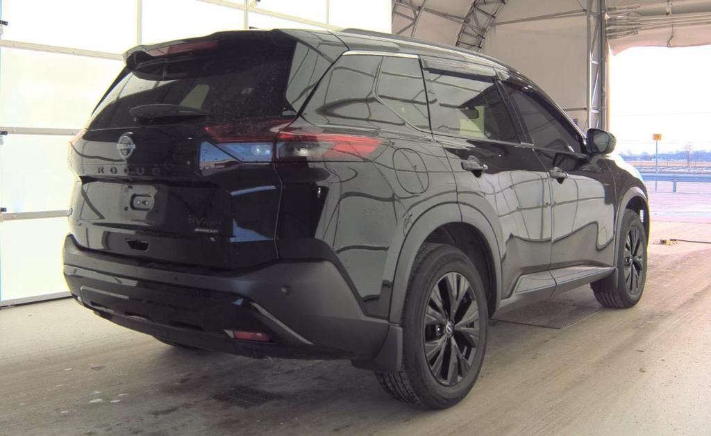 Nissan Rogue Vehicle Full-screen Gallery Image 02