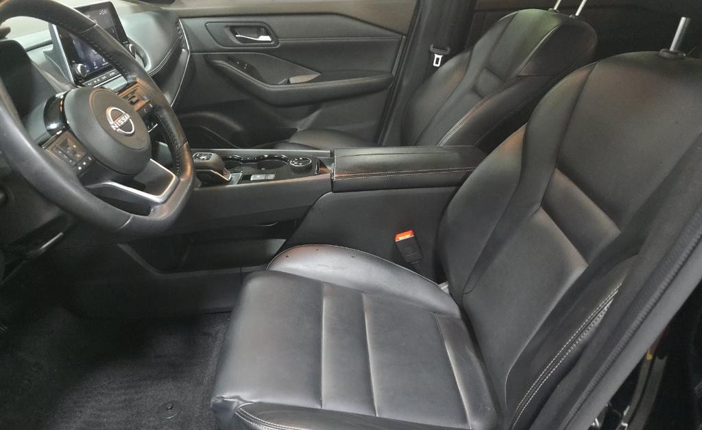 Nissan Rogue Vehicle Full-screen Gallery Image 03