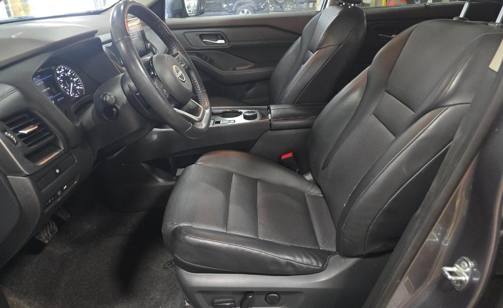 Nissan Rogue Vehicle Full-screen Gallery Image 03