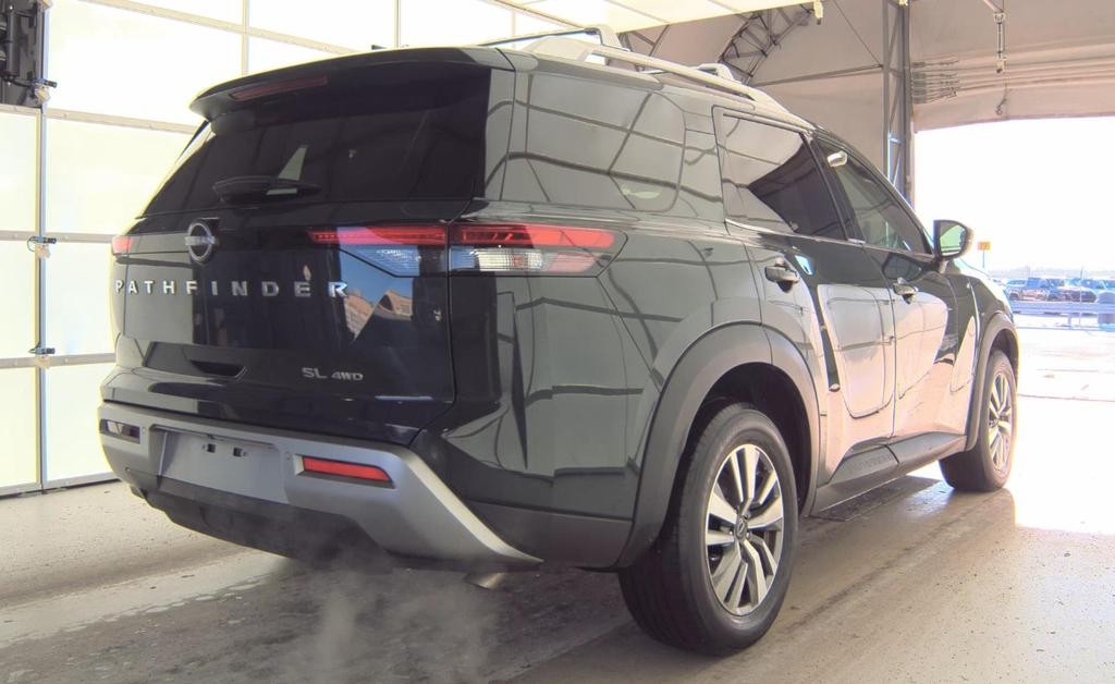 Nissan Pathfinder Vehicle Full-screen Gallery Image 02