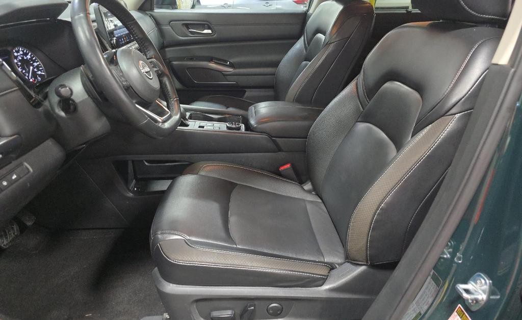 Nissan Pathfinder Vehicle Full-screen Gallery Image 03