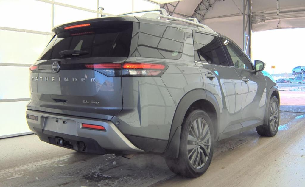 Nissan Pathfinder Vehicle Full-screen Gallery Image 02