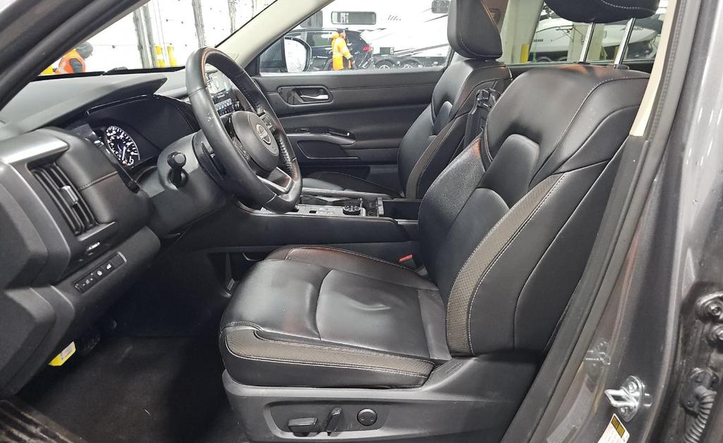 Nissan Pathfinder Vehicle Full-screen Gallery Image 03