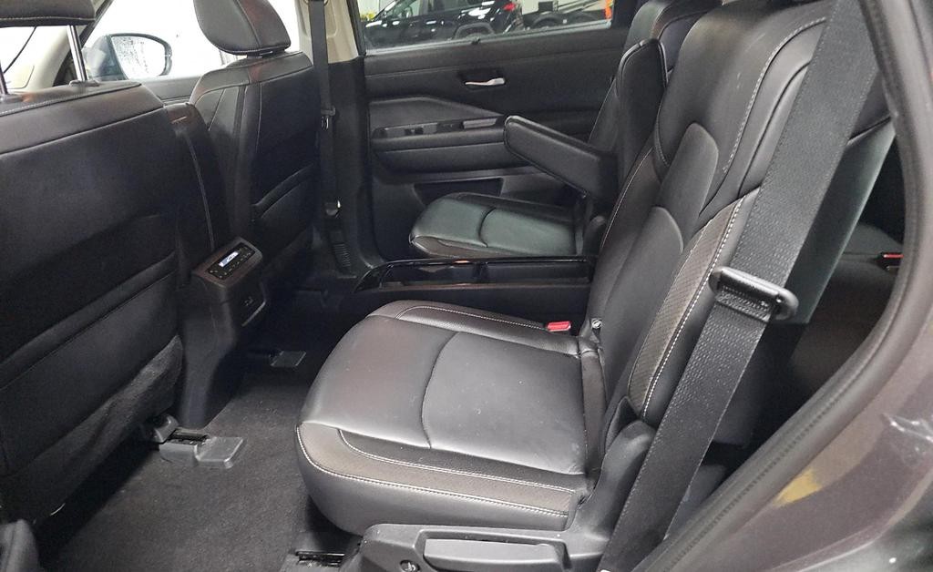 Nissan Pathfinder Vehicle Full-screen Gallery Image 04