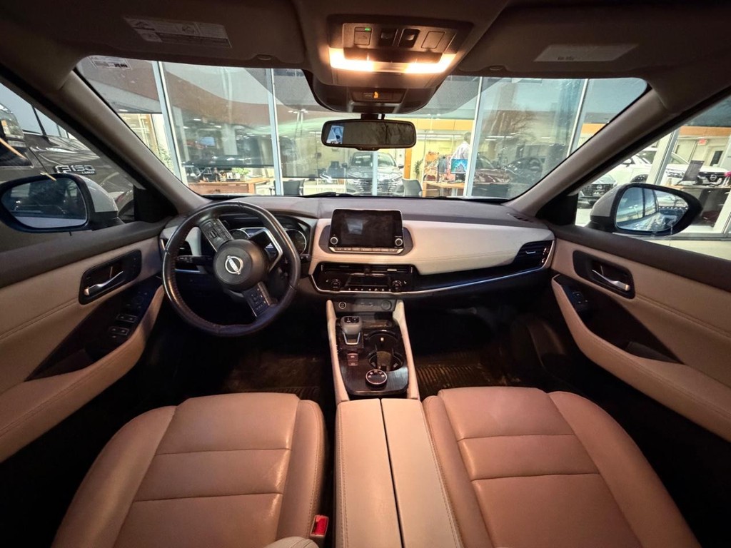 Nissan Rogue Vehicle Full-screen Gallery Image 02