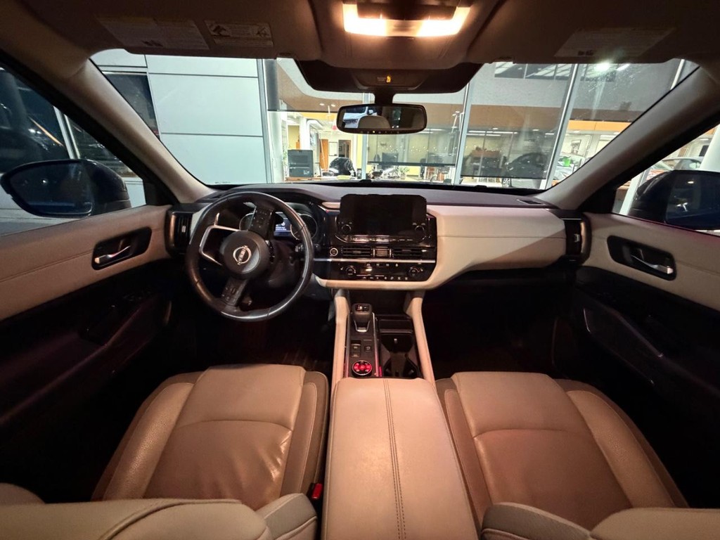 Nissan Pathfinder Vehicle Full-screen Gallery Image 02