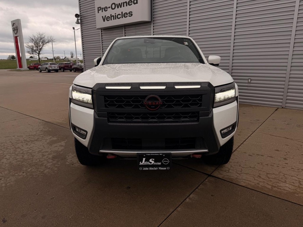 Nissan FRONTIER Vehicle Full-screen Gallery Image 02