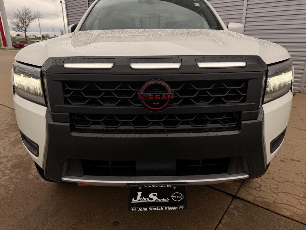 Nissan FRONTIER Vehicle Full-screen Gallery Image 03