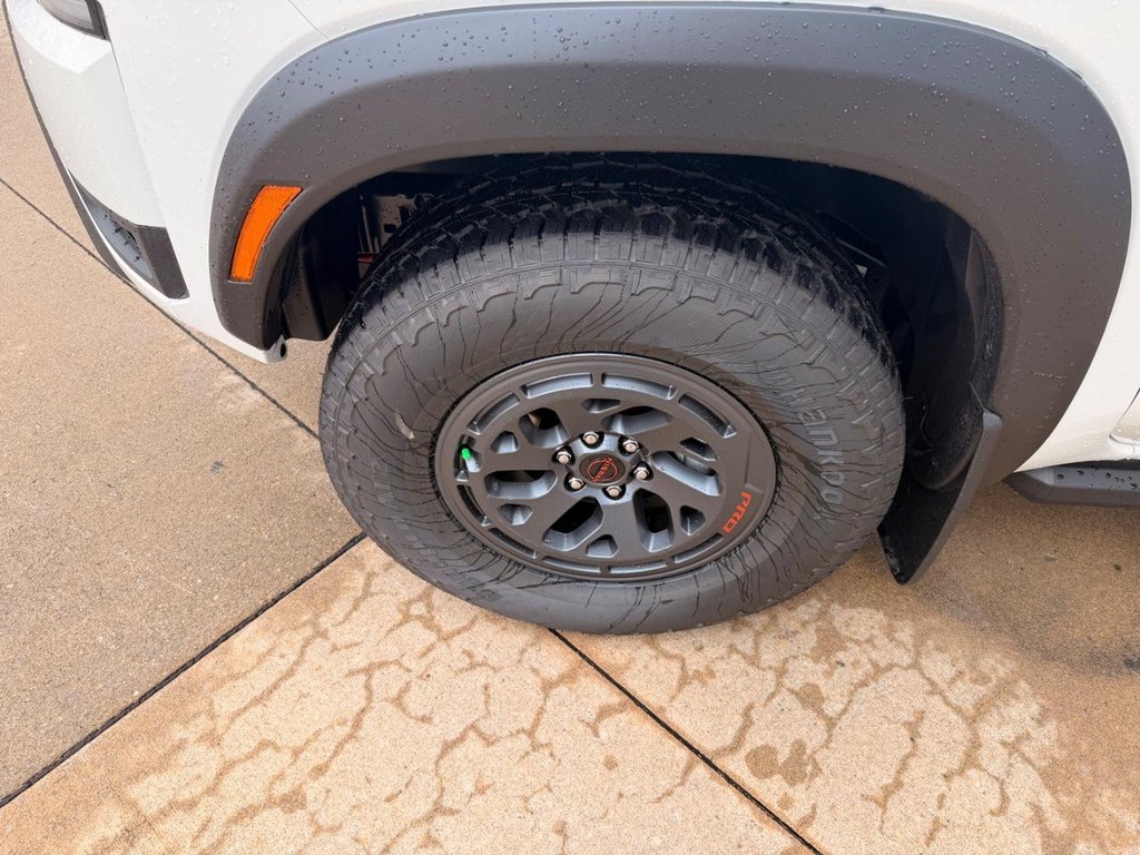 Nissan FRONTIER Vehicle Full-screen Gallery Image 04