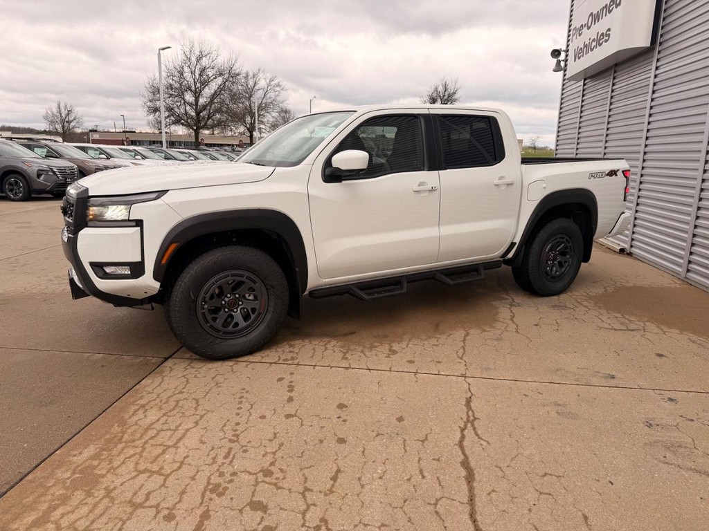 Nissan FRONTIER Vehicle Full-screen Gallery Image 05