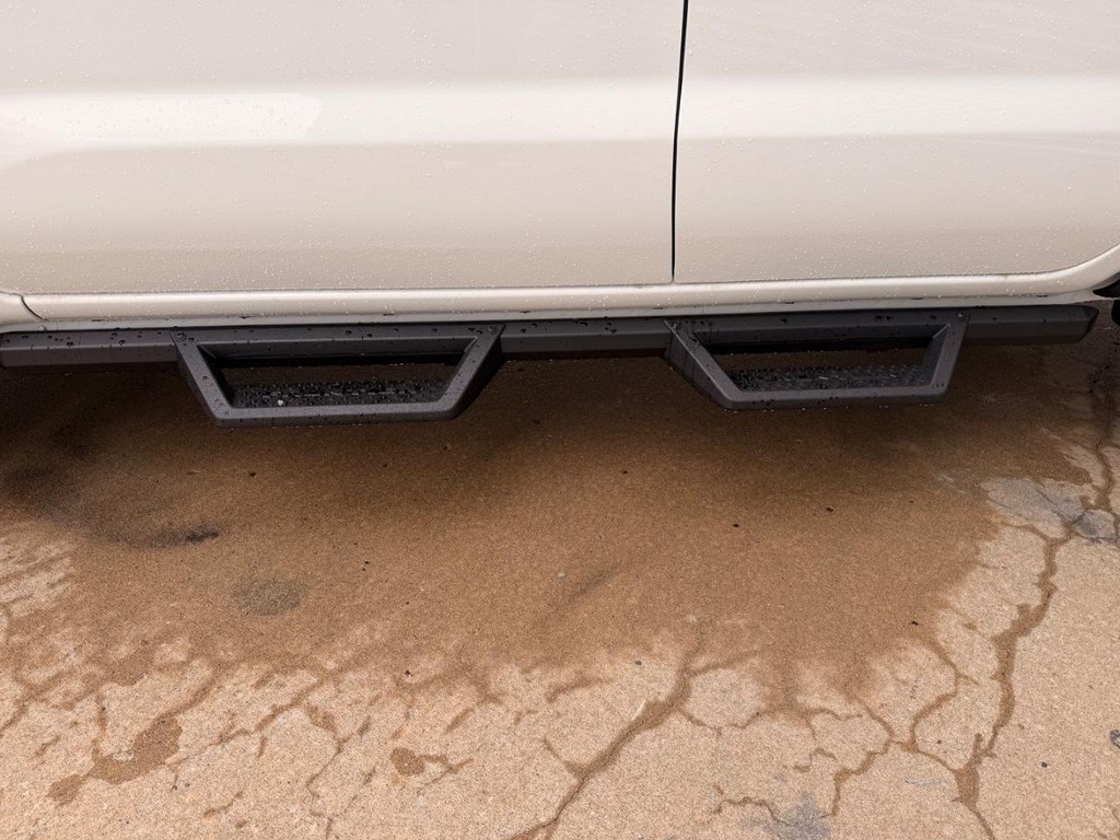 Nissan FRONTIER Vehicle Full-screen Gallery Image 06