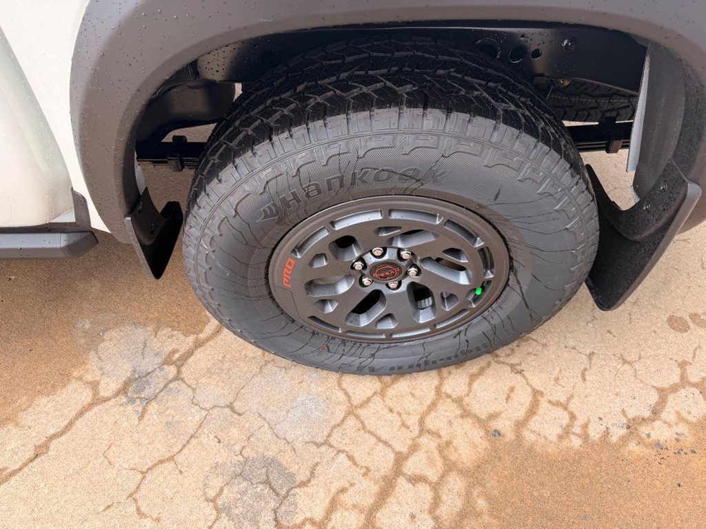 Nissan FRONTIER Vehicle Full-screen Gallery Image 07