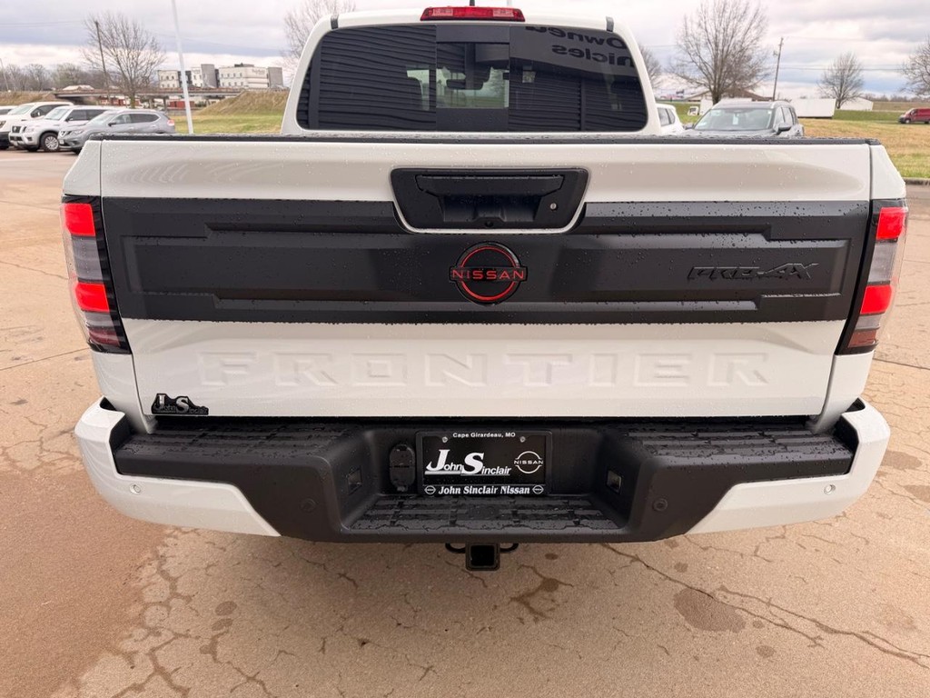 Nissan FRONTIER Vehicle Full-screen Gallery Image 08