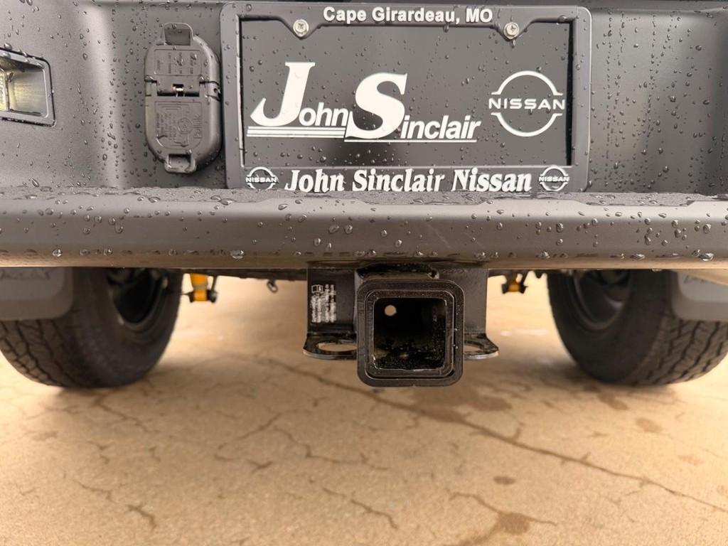 Nissan FRONTIER Vehicle Full-screen Gallery Image 09