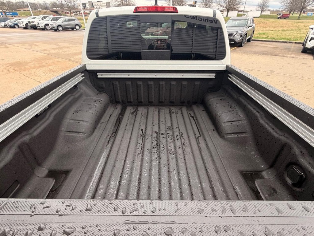 Nissan FRONTIER Vehicle Full-screen Gallery Image 10