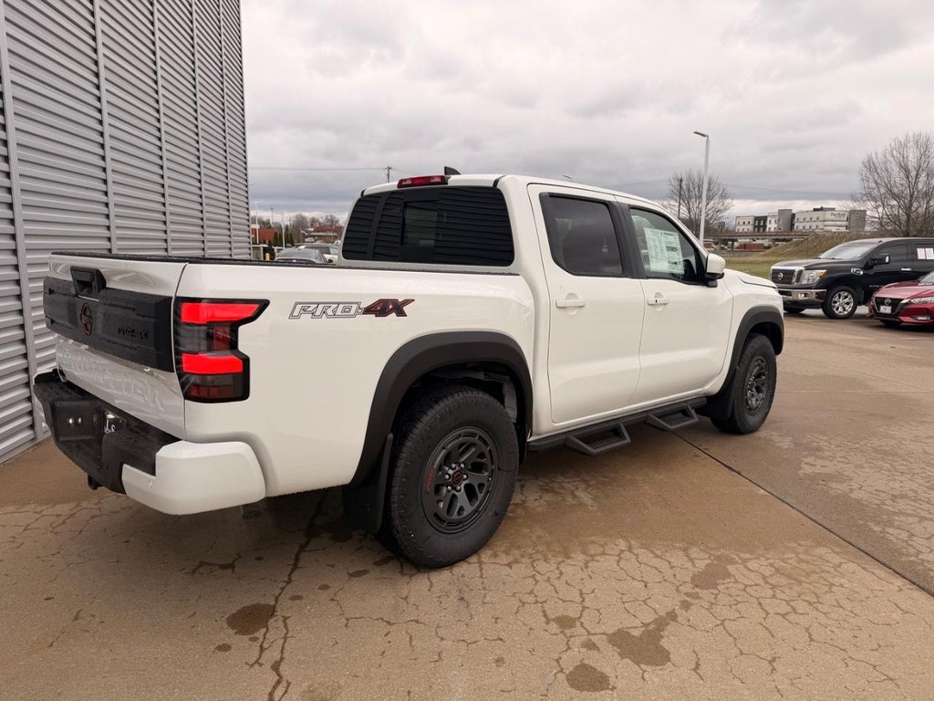 Nissan FRONTIER Vehicle Full-screen Gallery Image 11