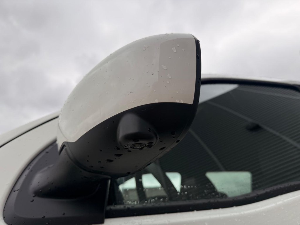 Nissan FRONTIER Vehicle Full-screen Gallery Image 13