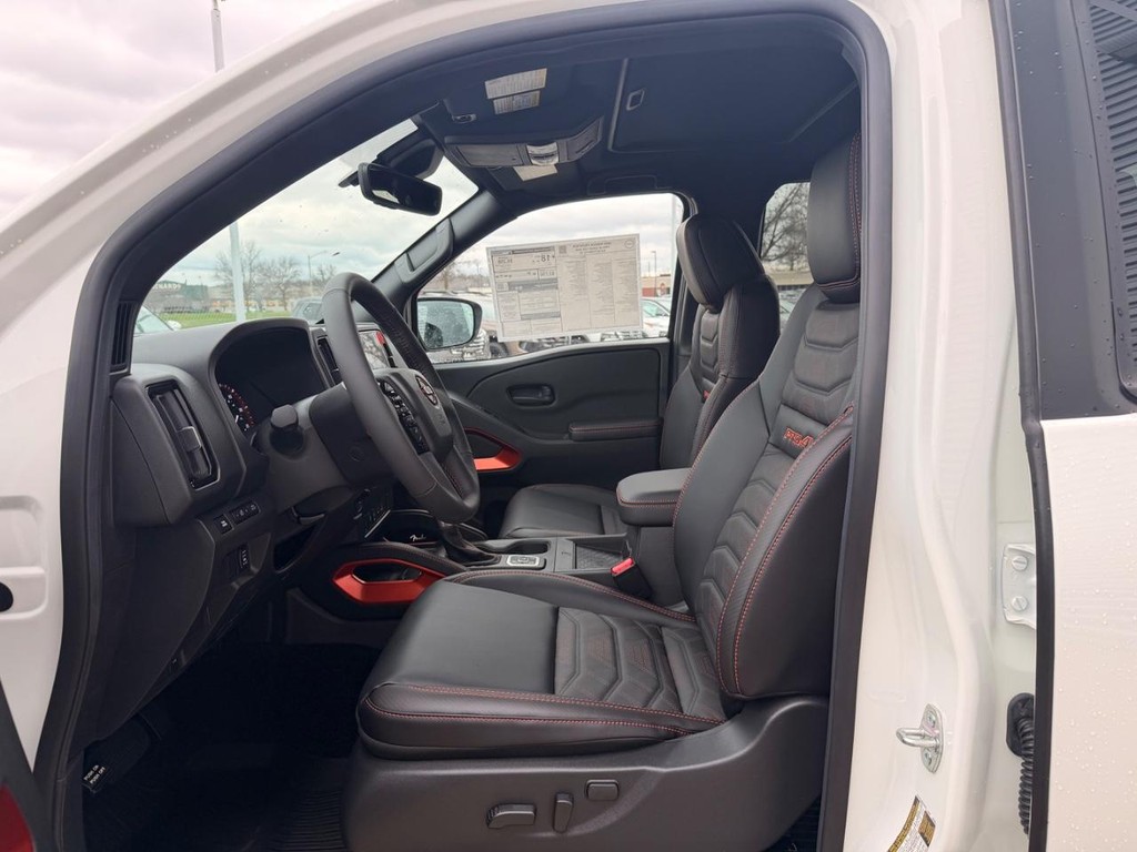 Nissan FRONTIER Vehicle Full-screen Gallery Image 14