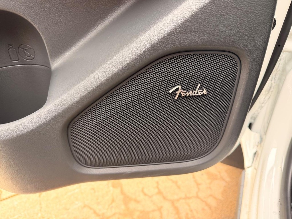 Nissan FRONTIER Vehicle Full-screen Gallery Image 15