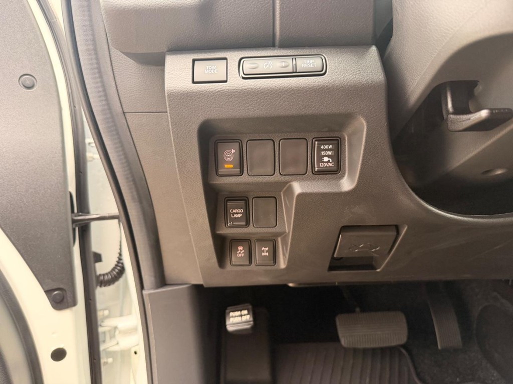 Nissan FRONTIER Vehicle Full-screen Gallery Image 16