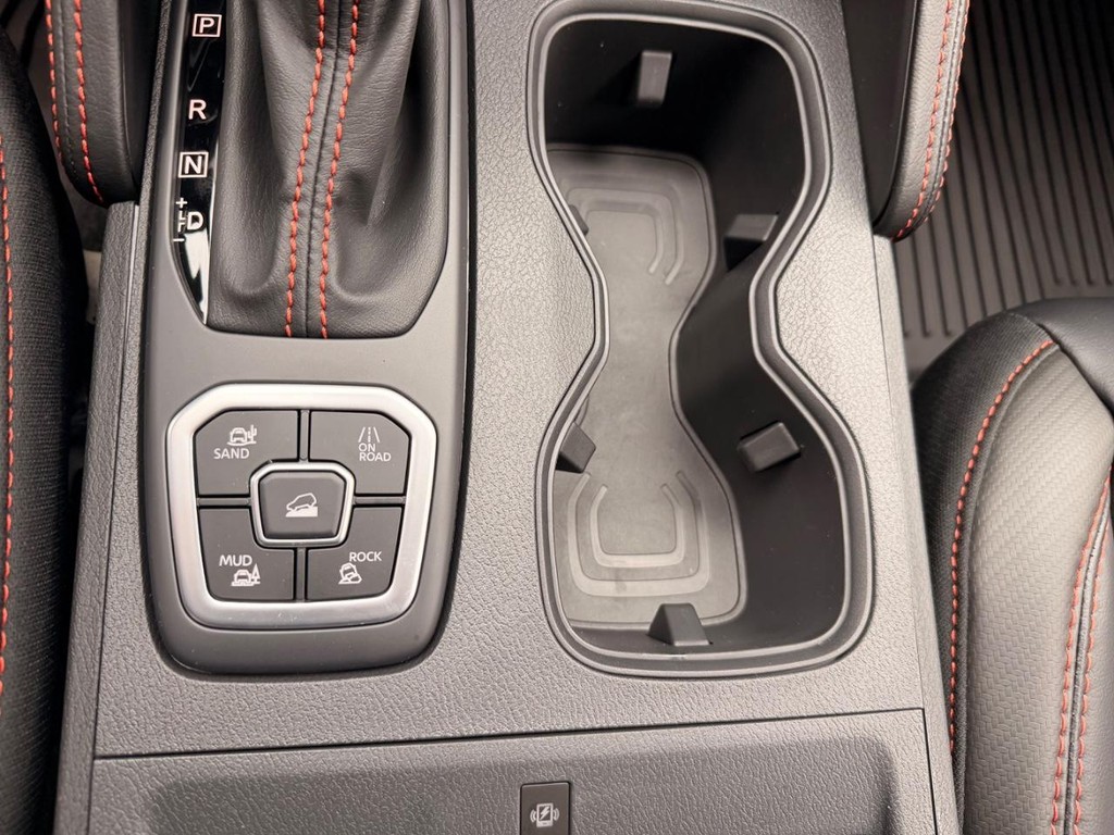 Nissan FRONTIER Vehicle Full-screen Gallery Image 18