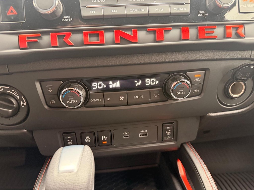 Nissan FRONTIER Vehicle Full-screen Gallery Image 19