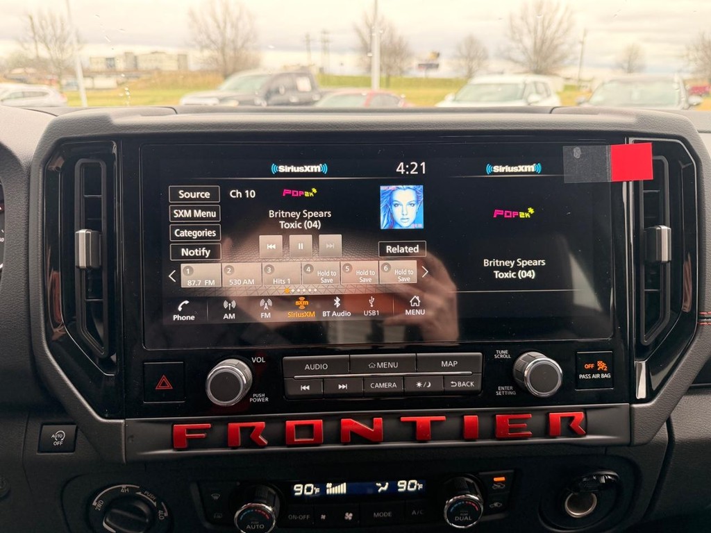 Nissan FRONTIER Vehicle Full-screen Gallery Image 20