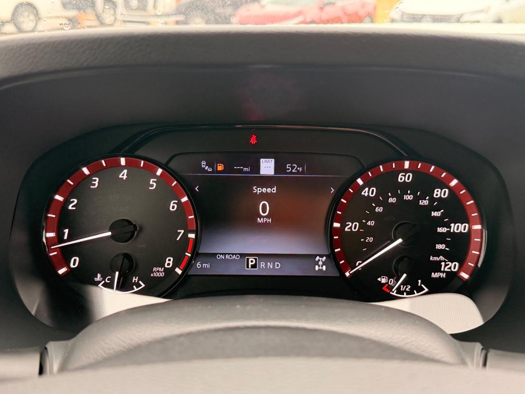 Nissan FRONTIER Vehicle Full-screen Gallery Image 25