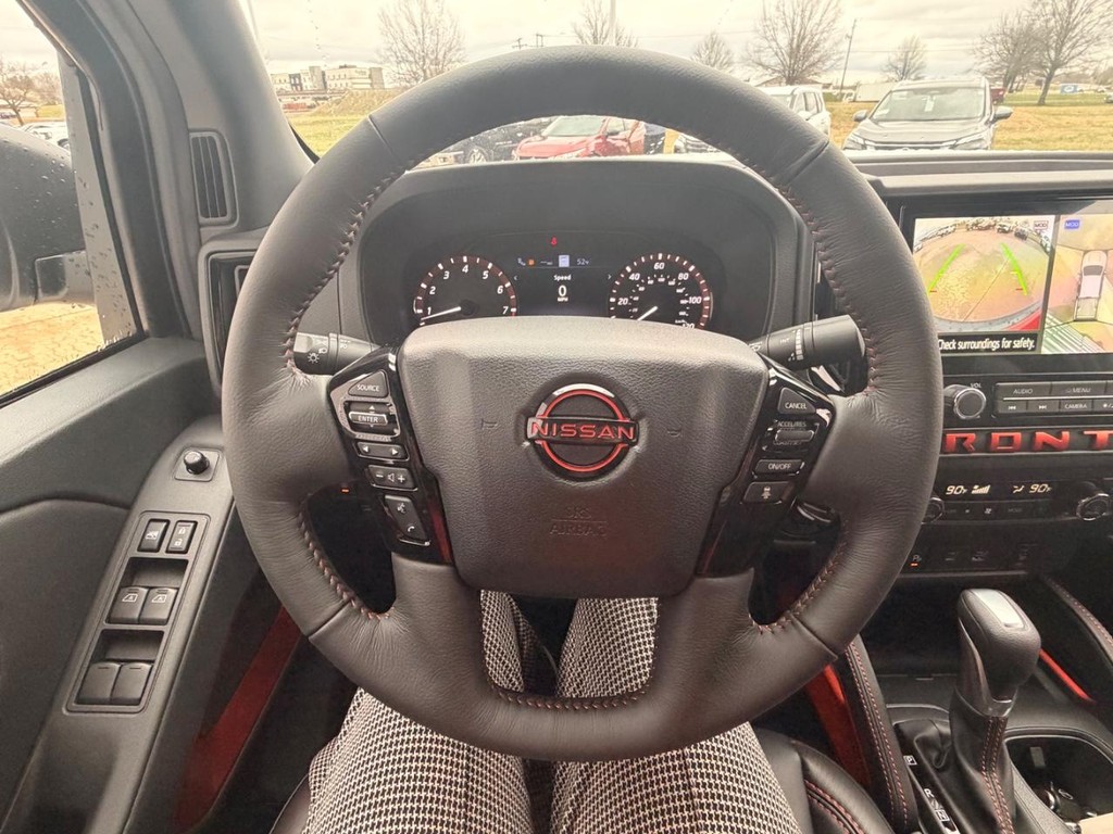 Nissan FRONTIER Vehicle Full-screen Gallery Image 26