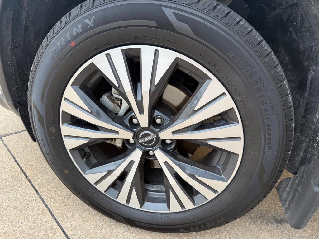 Nissan Rogue Vehicle Full-screen Gallery Image 04