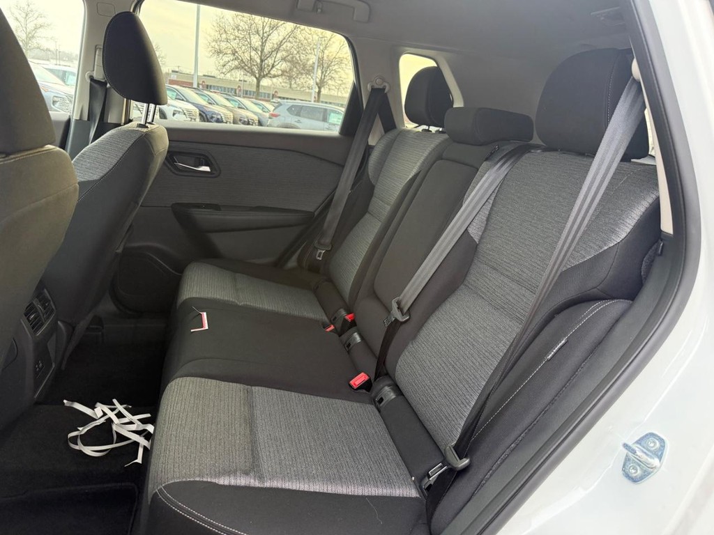 Nissan Rogue Vehicle Full-screen Gallery Image 05